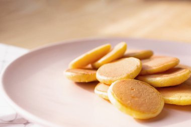 Pembe tabakta küçük gözleme gevrekleri. Yakın plan..