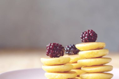 Böğürtlenli küçük krepleri kapat..