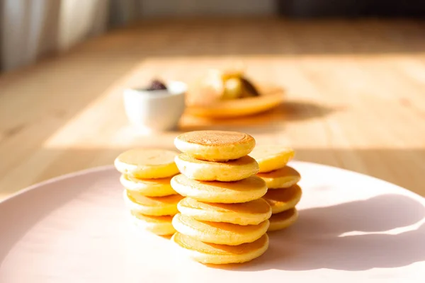 Stacks trendy tiny pancakes on pink plate. — Stock Photo, Image