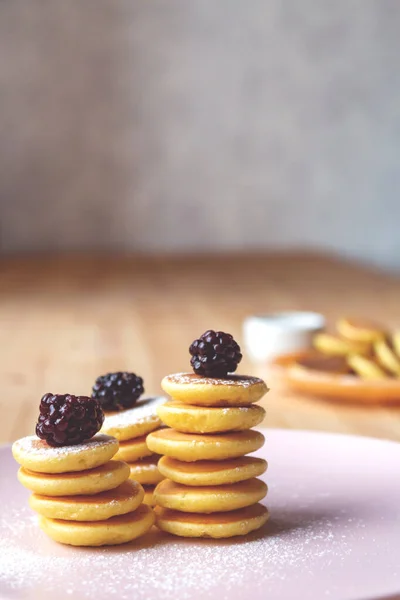 Stacks trendy tiny pancakes on pink plate. — Stock Photo, Image