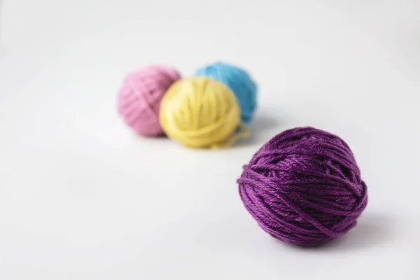 Photo rapprochée de boule de laine violette . — Photo
