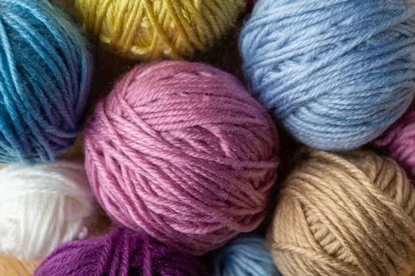 Gros plan sur les boules de laine multicolores . — Photo