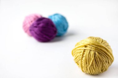 Sarı yün topun yakın fotoğrafını çek..