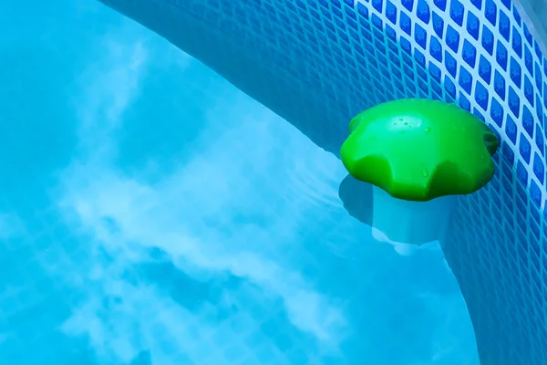 Tecnología de tuberías de piscina. Filtración de piscina de campo . —  Fotos de Stock