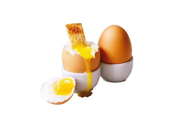 Zacht gekookt ei in eierschaal geïsoleerd op wit. — Stockfoto