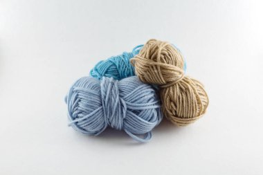 Yün ipliklerin rengarenk çizgileri. Kapat..