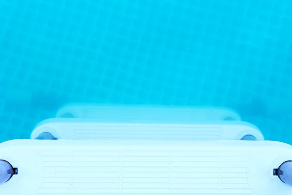 Escalera portátil de plástico para piscina de marco de país . —  Fotos de Stock