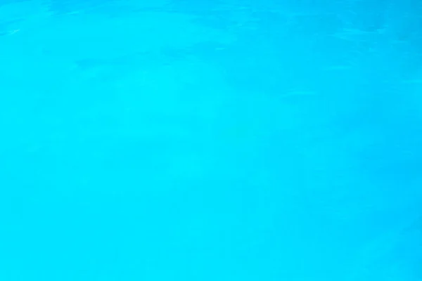 底に小さな正方形のテクスチャを持つカントリープールの薄い青い水の表面 夏休みのコンセプト — ストック写真
