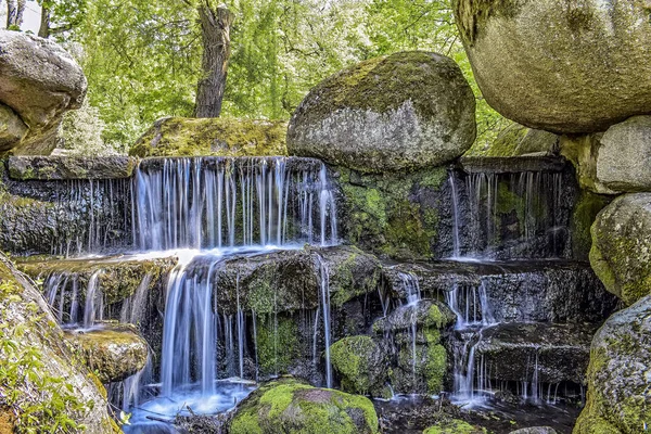 Art arda sıralı şelale Park