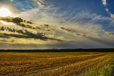 Güneş bulutların ardında parlıyor.