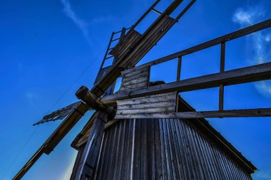 Sahadaki ahşap yel değirmeni