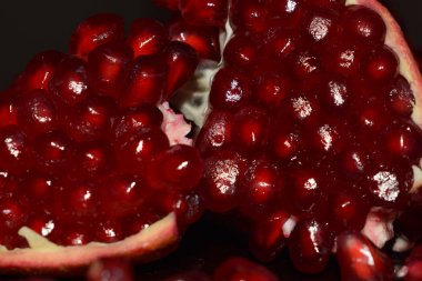 Nar ın sökülen meyvesi yakın