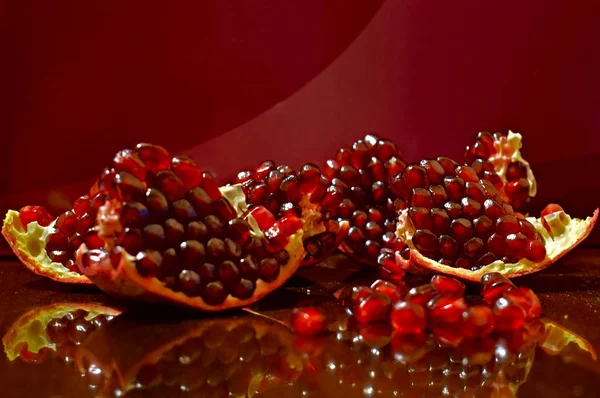 Gedemonteerde Vruchten Van Granaatappel Sluiten — Stockfoto