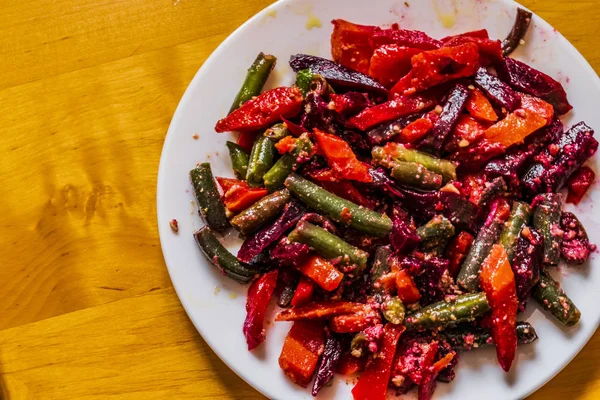 Sofra pancarı, havuç ve fasulye ile Izgara Sebze Salatası