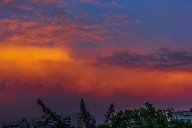 Akşam şehrinin üzerine yanan gökyüzü