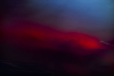 Akşam şehrinin üzerine yanan gökyüzü