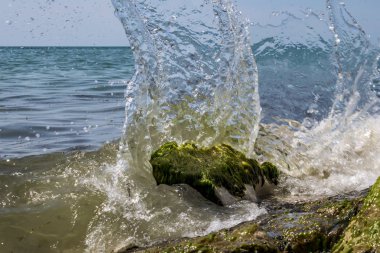 Taşlara bir dalga çöküyor.