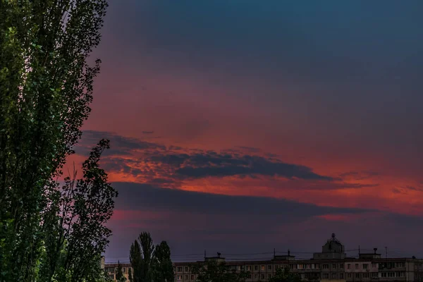 Der Brennende Himmel Über Der Abendstadt — Stockfoto