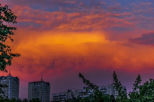 Cielo Ardiente Sobre Ciudad Tarde — Foto de Stock