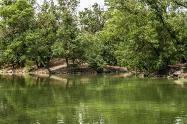 Dendrolojik parkta küçük adalar ile göl