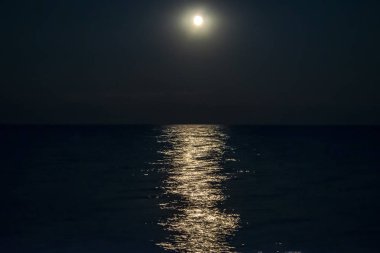 Denizin ve ayın üzerindeki aptal ay.