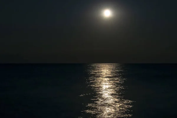 Dåren Månen Över Havet Och Månen Vägen — Stockfoto