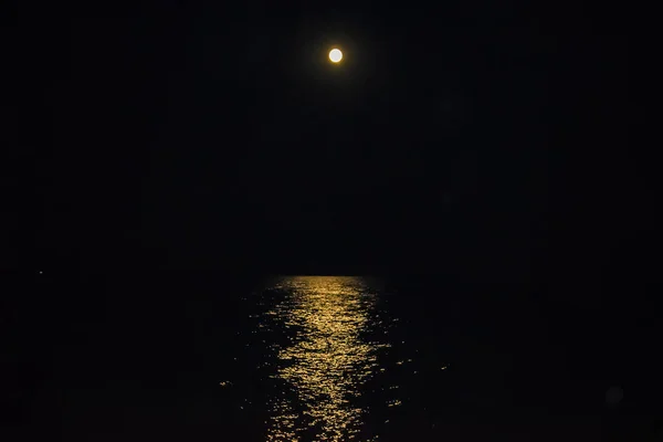 Lua Tola Sobre Mar Caminho Lua — Fotografia de Stock