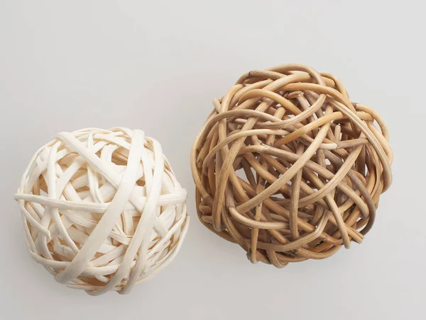 枝編み細工品のボール ベージュ 白背景 構成に — ストック写真