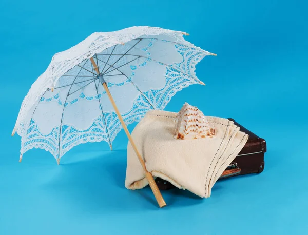 Parasol Handdoek Koffer Samenstelling Vakantie — Stockfoto