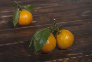 mandalina natürmort ahşap bir zemin üzerine yeşil yaprakları ile.