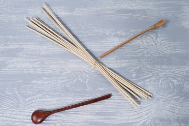 Baharatlar, payet ahşap arka plan üzerinde oryantal restoranlar için kompozisyon için kaşık