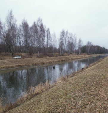 geç sonbaharda Rusya. su kanalı Kasımda