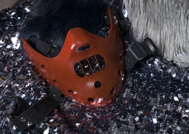 parlak kumaş üzerinde maske