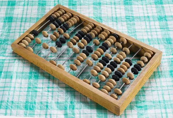 Viejo ábaco de madera sobre la mesa — Foto de Stock