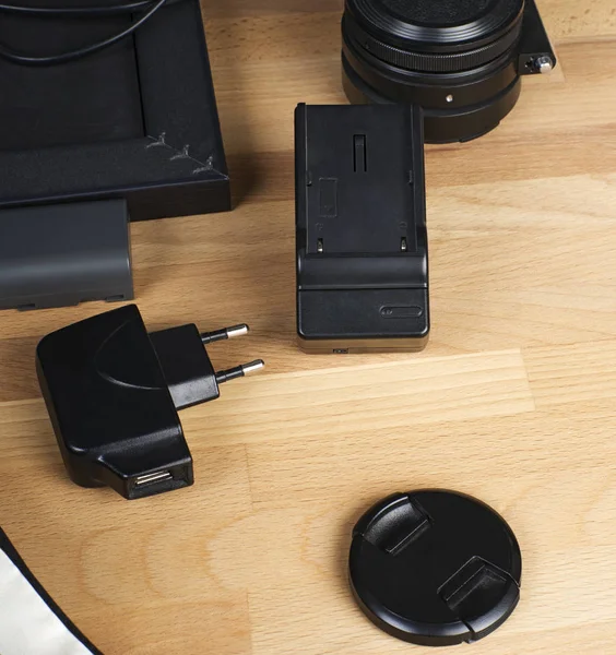 Adaptor dan lensa di atas meja. foto — Stok Foto