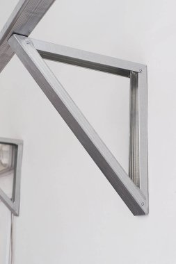 bina köşe tutucu metalden yapılmış. duvara monte