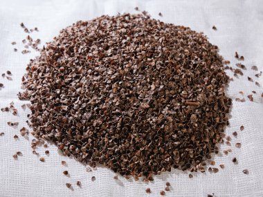 Yastık doldurucu. Beyaz arkaplanda karabuğday kabuğu.