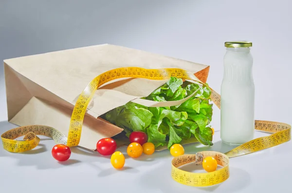 Ernährungsprodukt Papiertüte Mit Salatgemüse Tomaten Milchgetränk Und Einem Zentimeterband — Stockfoto