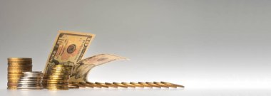 Finans. Gri arka planda para ve kağıt para yığınları