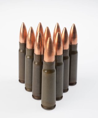 Otomatik silahlar için metal fişekler.