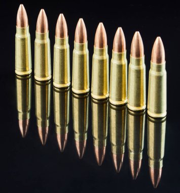 Siyah arka planda otomatik silah avlamak için kullanılan metal fişekler.