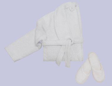 Beyaz Terry bornoz ve terlikler katlanmış. Oteller ve oteller için bir seçenek. spa