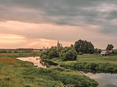 Nehir kenarındaki kilise. Rus köyünde yaz manzarası