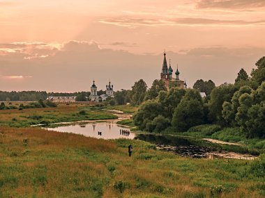 Nehir kenarındaki kilise. Rus köyünde yaz manzarası