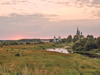 Nehir kenarındaki kilise. Rus köyünde yaz manzarası