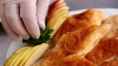 Turta doldurma elma ile plaka üzerinde peynir ile dilimlenmiş ve maydanoz ile dekore edilmiştir kesmek