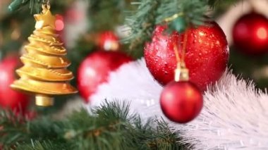 Güzel Noel arka plan. Noel ve yeni yıl kırmızı baubles ve altın oyuncak asma dalları köknar. Nesneleri taşıma