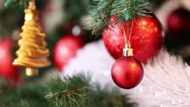 Çam dalları kırmızı ve altın xmas oyuncaklarla, garland parlayan beyaz dekore edilmiştir. Yeni yıl, odak hareket Tema
