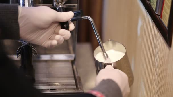 Cantinero Trabajo Preparando Espuma Leche Caliente Haciendo Espresso Leche Vapor — Vídeo de stock