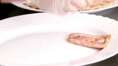 Şef beyaz cam tabakta tavuk nağmeleme eti dilim düzenler